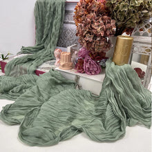 Chemin de table en gaze froissée — Mariage boho & réception