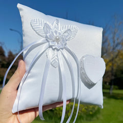 Coussin porte-alliances floral blanc — Cérémonie mariage